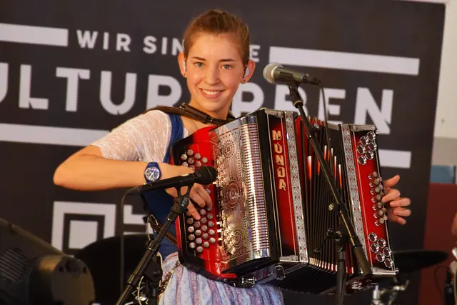 Frau spielt auf einer Harmonika