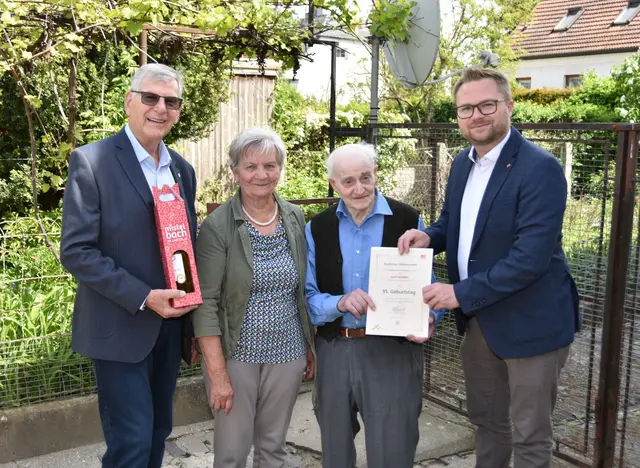 Ortsvorsteher Herbert Eidelpes, Schwägerin Rosalia Körbel, Jubilar Josef Körbel und Bürgermeister Erich Stubenvoll.  | Foto: Stadtgemeine Mistelbach