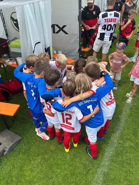 Zusammenhalt und Freude am Fußballspiel. | Foto: UFC Saiga Hans