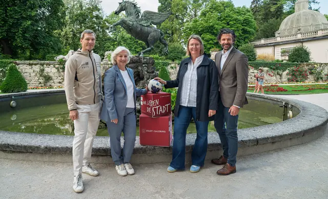 Silver City Salzburg 2040 - Strategie für gesundes Altern, Prävention und soziale Teilhabe. Im Bild: v.li.: Michael Mayrhofer (Sportexperte), Stadträtin Andrea Brandner, Eva Spießberger (Team Vielfalt) und Patrick Pfeifenberger (Abteilungsvorstand Soziales) | Foto: Stadt Salzburg/Alexander Killer