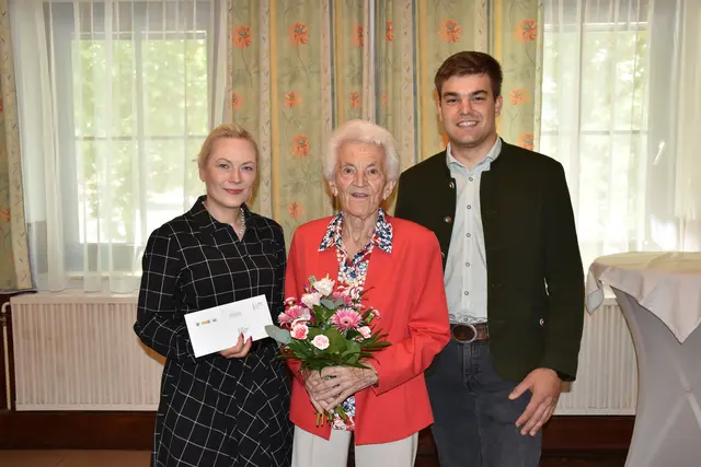 Gemeinderätin Petra Irschik (SPÖ), Jubilarin Christine Mayer und Gemeinderat Paul Hiesberger (ÖVP). | Foto: Stadtgemeinde Mank