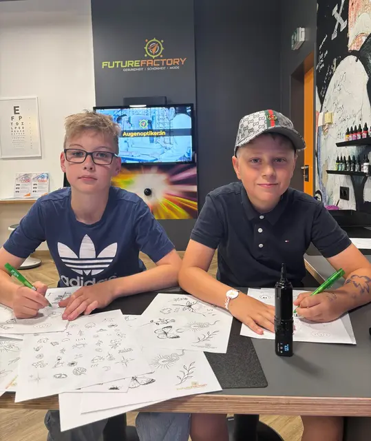 Bastian Pöckl und Tony Wagner "übten" sich am tätowieren. | Foto: WKB