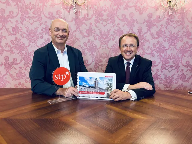 Bürgermeister Matthias Stadler und Leiter der städtischen Finanzabteilung, Thomas Wolfsberger, präsentierten den Rechnungsabschluss. | Foto: Tanja Handlfinger