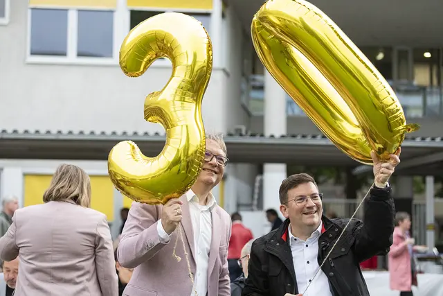 Direktor der VHS Meidling, Walter Schuster (l.), und Meidlinger Bezirksvorsteher Wilfried Zankl (SPÖ) feiern das 30 jährige Jubiläum der Volkshochschule.   | Foto: intotheblue.studio/Viktoria Morgenstern