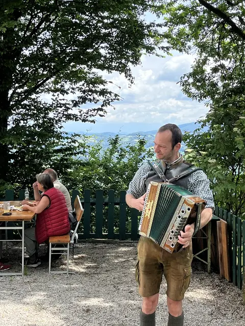 Bürgermeister Gerhard Berger aus der "Hegerberg-Gemeinde" Michelbach sorgte mit seiner Ziehharmonika für die musikalische Unterhaltung. | Foto: Roman Meixner