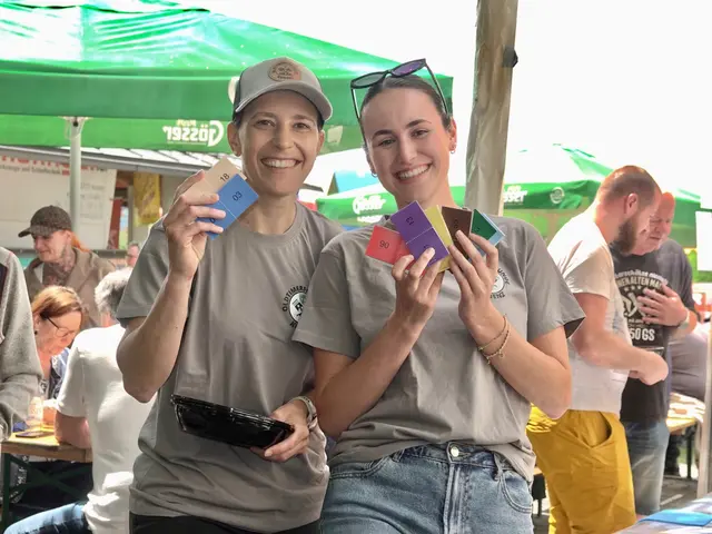 Bei einem so strahlenden Lächeln gingen die Lose weg wie die warmen Semmeln: Clubmitglied Katrin Ofner (links) und eine Clubfreundin bei der Arbeit.