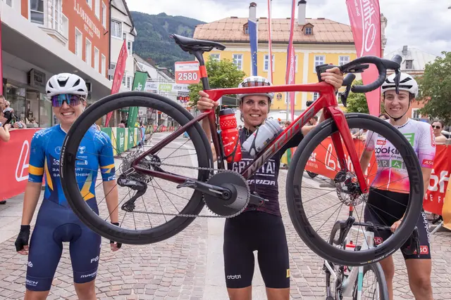 Die Damensiegerinnen SuperGiroDolomiti: Eva Schien (2.), Siegerin Ils van der Moeren (1.), Katharina Machner (3.)
 | Foto: Expa Pictures