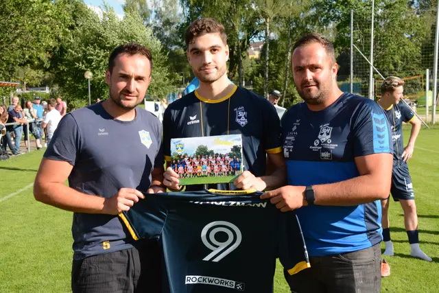 Der sportliche Leiter des SV Haslach, David Aichberger, Leotrim Sylaj und Sektionsleiter Matthias Engleder. Sylaj wechselt nach Rohrbach.  | Foto: Prem