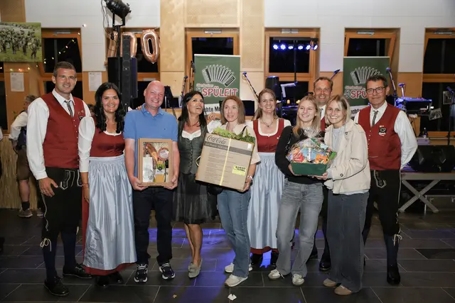 Die glücklichen Gewinner vom Schätzspiel am Samstag | Foto: Stefan Schuch