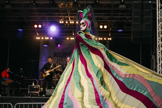 Die farbenfrohen Straßenkünstler von „Colors“ trafen am Freitag auf die Musikerinnen und Musiker von Suntown Music. | Foto: Carina Gromer
