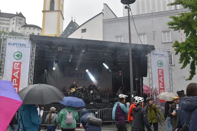 Der Start des Festivals am Freitag war von Regen begleitet.  | Foto: Barbara Fluckinger