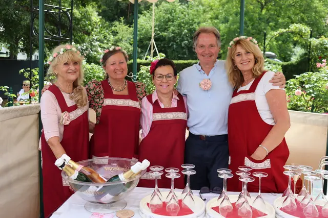 Bereits zur feierlichen Eröffnung am Samstag herrschte ausgezeichnete Stimmung. Zwischen prachtvollen Rosenarrangements, liebevoll gestalteten Dekorationen und sommerlichem Ambiente genossen die Gäste ein vielseitiges Kulturprogramm.  | Foto: Alejandra Ortiz / MeinBezirk