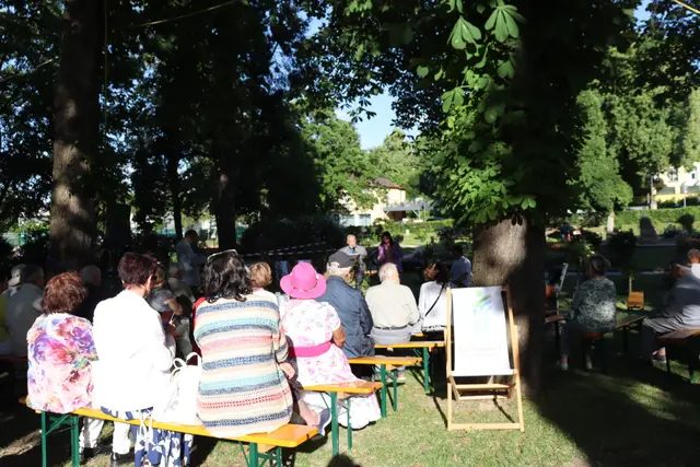 Hinter dem Rosenfest steht auch heuer wieder viel Engagement: Organisiert wurde die Veranstaltung von Felix Kremser von der Gemeinde Bad Sauerbrunn in enger Zusammenarbeit mit dem Verein Rosarium, der mit viel Herzblut für die Umsetzung sorgte. 
 | Foto: Alejandra Ortiz / MeinBezirk