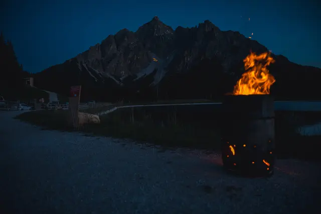 Angehörige und Schaulustige aus Mieders versammelten sich beim Speichersee und betrachteten mit Begeisterung das Kunstwerk.  | Foto: Pernsteiner