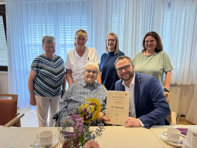 Elfriede Wild (Nichte), PBM Kirthova Adriana (Leitung Wohnbereich Ahorn), Beate Meißl (stv. kaufm. Direktorin PBZ Mistelbach), Großnichte Silvia Netzl
Sitzend: Bürgermeister Erich Stubenvoll mit der Jubilarin Hertha Riedel | Foto: Stadtgemeinde Mistelbach
