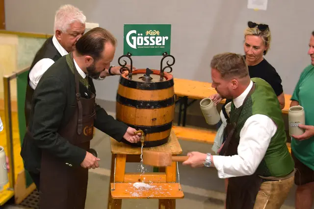 Menschen beim Bieranstich