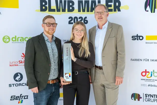 Lehrlingsbeauftragter Daniel Zauner (l.) und Landesinnungsmeister Christian Schütz (r.) gratulierten Siegerin Sarah Zischka. | Foto: cityfoto