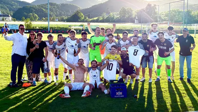 So feierten die Laßnitzhöher Kicker ihren 3:1-Last-Minute-Auswärtssieg in Rein und den damit verbundenen Aufstieg in die Unterliga Mitte. | Foto: SV