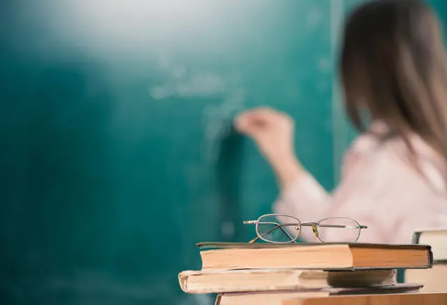 Bis 2027 sollen bereits 65 Prozent der neu eingestellten Lehrkräfte über eine abgeschlossene pädagogische Ausbildung oder einen anerkannten Quereinstieg verfügen. Bis 2030 soll dieser Wert gar auf 80 Prozent steigen. (Symbolbild) | Foto: blazeofglory/Smarterpix