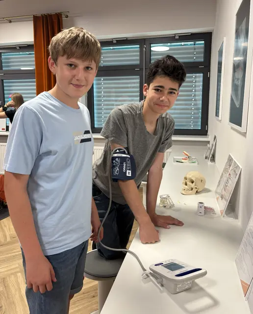 Nils Kohlberger und Elrik Oppitz, Schüler der 4. Klasse der Mittelschule Andau, beim Blutdruckmessen.  | Foto: WKB
