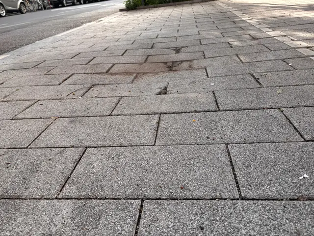 Auf Anfrage bestätigt die Magistratsabteilung für Straßenbau – MA 28, dass dort derzeit „eine geringfügige Absenkung im Bereich der Ladezone“ vorliege. | Foto: Nicole Gretz-Blanckenstein/MeinBezirk