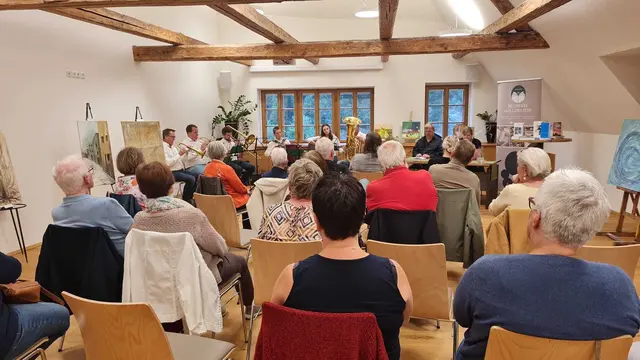Die angenehme Atmosphäre und die gelungene Verbindung von Geschichten, Musik und Kunst machten den Abend zu einem besonderen kulturellen Erlebnis. | Foto: Evelyn Gratzer