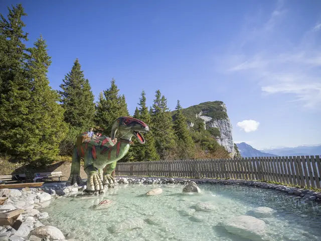 Familienabenteuer am Triassic Park auf der Steinplatte mit Blick auf die alpine Bergwelt. | Foto: defrancesco