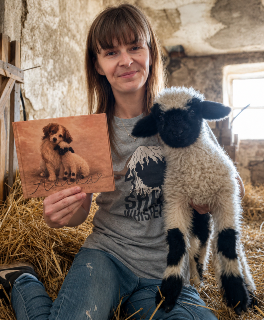 Die Pregartner Bäuerin Sonja Zeiml mit ihrem neuen Buch und Schaf Anika. | Foto: zVg