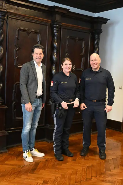 Sabine Walser ist neue stellvertretende Wachkommandantin
Bürgermeister Manfred Rädler, Sabine Walser und Stadtpolizei-Kommandant Arno Vögel (v.l.) | Foto: Stadt Feldkirch