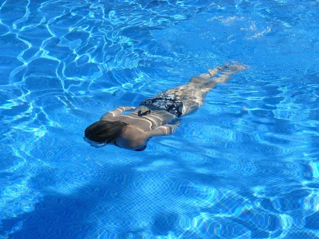 Eine Frau taucht im Wasser