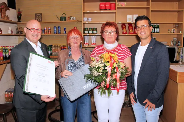 Peter Sükar (l.) und Lukas Kalcher (r.) gratulierten mit Eveline Rudres (2. v. l.) Unternehmerin Petra Pignitter. | Foto: Cescutti