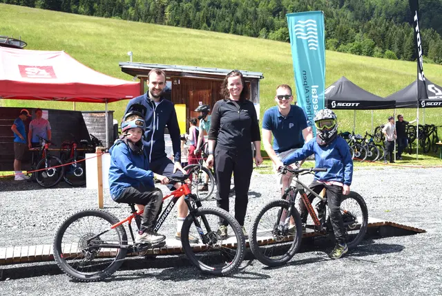 Christoph Heistracher (Bergbahnen Fieberbrunn), Fides Laiminger (Regionsmarketing), Christof Willms (TVB Pillerseetal), Eröffnung Skill Area. | Foto: Wörgötter