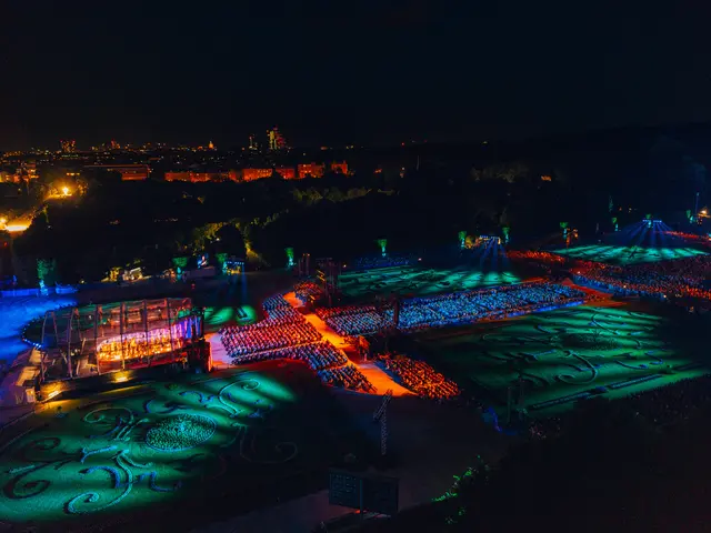 Vor dem Schloss Schönbrunn werden wieder Zehntausende Besuchende das Sommernachtskonzert 2026 genießen.  | Foto: Niklas Schnaubelt
