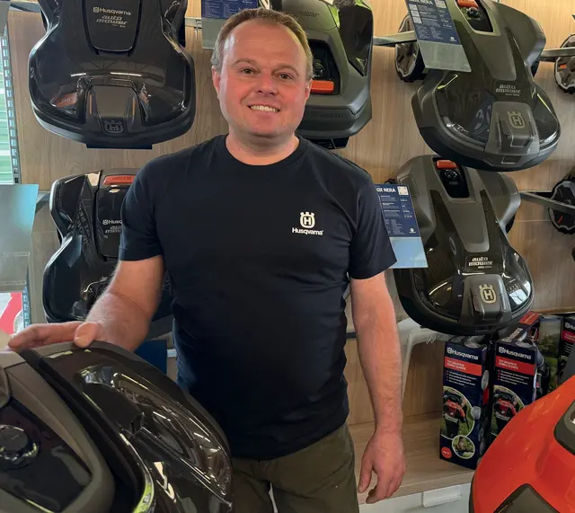 Peter Lackner vom Technik Zentrum Weiz berät die Kundinnen und Kunden über die preisgekrönten Rasenroboter von Husqvarna. | Foto: Landring