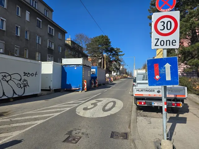 Die Arbeiten an der neuen Kreuzung sollen mit Start des neuen Schuljahres abgeschlossen sein.  | Foto: Lukas Ipirotis/MeinBezirk