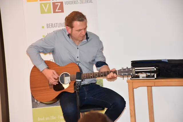 Bernhard Pfister schaffte den passenden musikalischen Rahmen.  | Foto: Haun