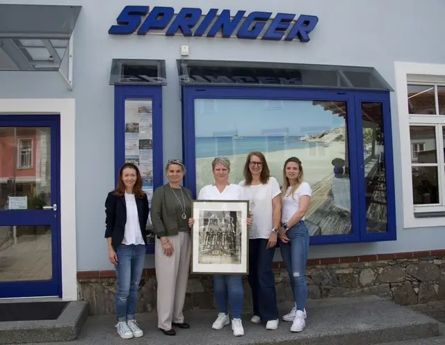 Bettina Bauernhofer (2. v. l.) gratulierte Filialleiterin Larissa Herrmann (3. v. l.) sowie dem Team bestehend aus Kornelia Kapan (1. v. l.), Waltraud Preißler (4. v. l.) und Martina Schafer (5. v. l.) zur Wiedereröffnung. | Foto: MeinBezirk/Leonie Herrmann