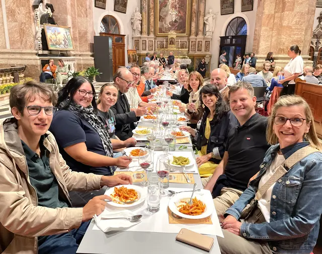 Mehr als 800 Gäste kamen im Innsbrucker Dom zum Franziskus-Mahl „Pasta per tutti“ zusammen. | Foto: Hausmann/dibk
