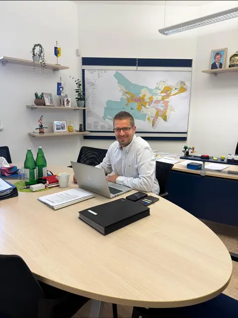 Auch Wöllersdorf-Steinabrückls Bürgermeister Florian Pfaffelmaier setzt den Sparstift an. | Foto: Gemeinde Wöllersdorf