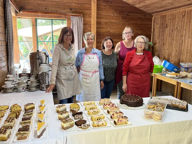 Martina Weitzl, Elfi Schneider-Schwab, Regina Lacher-Specht, Margit Spendelhofer und Maria Scharf haben mit großer Freude bei der Verpflegung vom Süßen für die Sternwanderung mitgeholfen und natürlich auch gebacken. | Foto: Roman Meixner