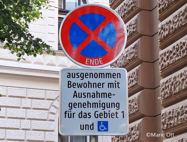 Anwohnerinnen- und Anwohnerparken Schild