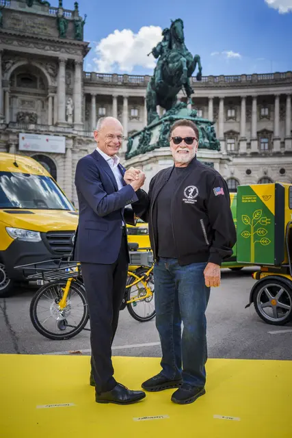 v.l.: Post-Generaldirektor Walter Oblin mit Arnold Schwarzenegger | Foto: Österreichische Post AG