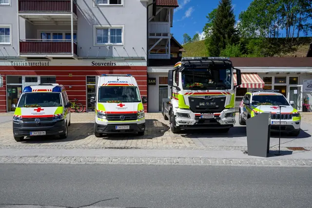 Vier der fünf gesegneten Einsatzfahrzeuge des Roten Kreuzes. | Foto: Peter Bolha
