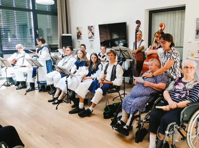 Die Tamburizza Vlahija spielte im Pflegekompetenzzentrum Großpetersdorf | Foto: Sylvia Kremsner