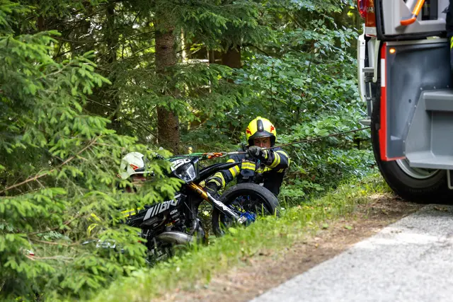 Der  Motorradfahrer stürzte in ein steiles Waldstück. | Foto: Team Fotokerschi/Franz Plechinger