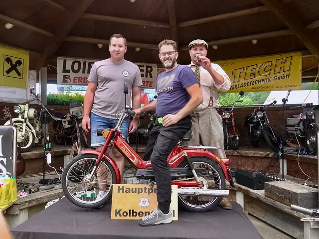 Hauptpreis einer Verlosung beim 4. Kobenzer Kolbenspiel war wieder eine Puch Maxi. Gewonnen hat sie Johannes Krenn aus Murau. Ihm gratulierten Obmann der Oldtimerfreunde Kobenz Martin Reiter (links) und Sprecher Gerald Feldbaumer.
