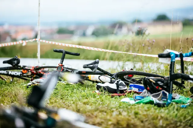 Mehrere Rennradfahrer kamen bei einem Sturz auf der B100 bei Nörsach zu Fall. Vier Personen wurden verletzt. | Foto: unsplash / Markus Spiske