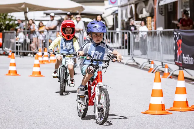 Perfekter Auftakt der Dolomitenradrundfahrt: Die Radstars von morgen waren top-motiviert.
  | Foto: Expa Pictures