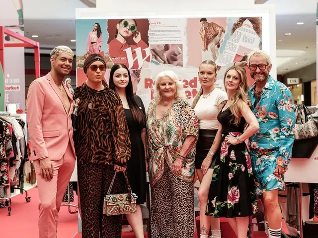 v.l.n.r.: Marcell Damaschke, Julian FM Stoeckel, Daniela Hardzina (Marketing Managerin Westfield Shopping City Süd), Marika Lichter, Cheyenne Ochsenknecht, Natalie Alison, Franz Josef Baur | Foto: Dragan Dok