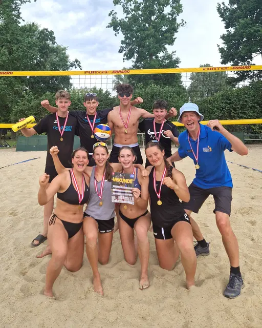 Team: Laura Aigner Fabian Bittermann Zoe Dürnitzhofer Elisa Löschenbrand Romeo Placibat Tim Rudig Marlene Schmid Jakob Seemann
Coach: Stefan Löschenbrand | Foto: Gym Zwettl